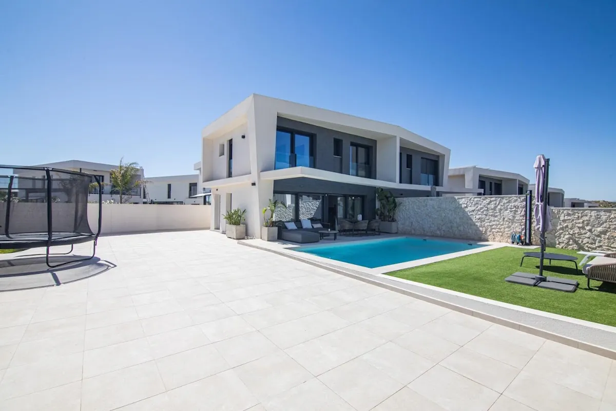 MARINA ABRIL, inmobiliaria